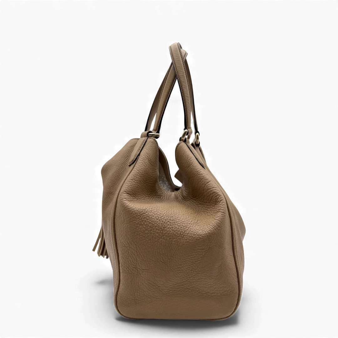 https://cdn.shopify.com/s/files/1/0564/9376/8855/files/Gucci_Handtasche_Soho_aus_Leder_braun_vintage_GG_handbag2262.webp?v=1764294075