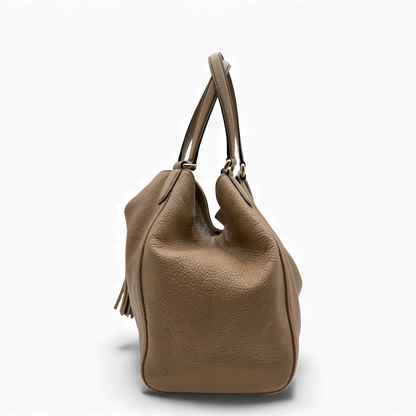 https://cdn.shopify.com/s/files/1/0564/9376/8855/files/Gucci_Handtasche_Soho_aus_Leder_braun_vintage_GG_handbag2262.webp?v=1764294075