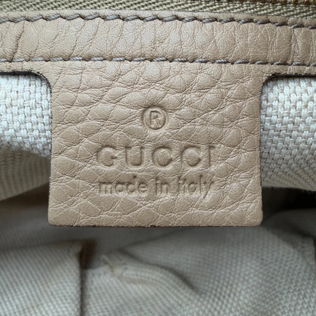 https://cdn.shopify.com/s/files/1/0564/9376/8855/files/Gucci_Handtasche_Soho_aus_Leder_braun_vintage_GG_handbag2274.webp?v=1764294075