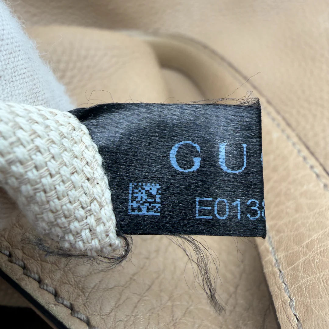 https://cdn.shopify.com/s/files/1/0564/9376/8855/files/Gucci_Handtasche_Soho_aus_Leder_braun_vintage_GG_handbag2276.webp?v=1764294075