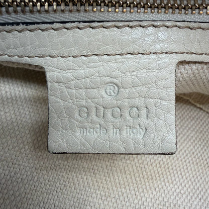 https://cdn.shopify.com/s/files/1/0564/9376/8855/files/Gucci_Handtasche_Soho_mit_Umhaengegurt_aus_Leder_weiss_vintage_GG_8350.webp?v=1768420924