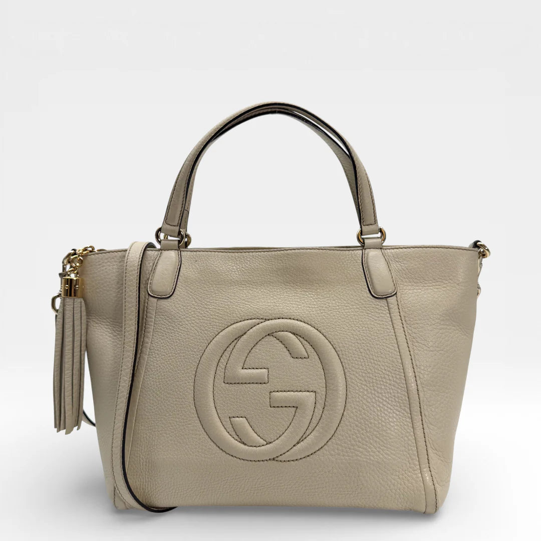 https://cdn.shopify.com/s/files/1/0564/9376/8855/files/Gucci_Handtasche_Soho_mit_Umhangegurt_aus_Leder_weiss_vintage_6721.webp?v=1767281311