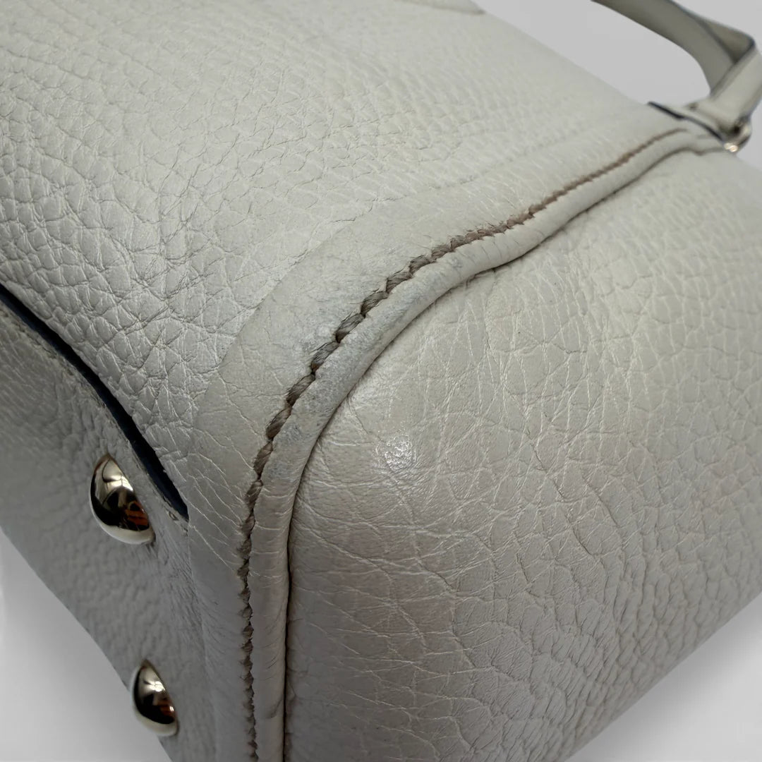 https://cdn.shopify.com/s/files/1/0564/9376/8855/files/Gucci_Handtasche_Soho_mit_Umhangegurt_aus_Leder_weiss_vintage_6731.webp?v=1767727612