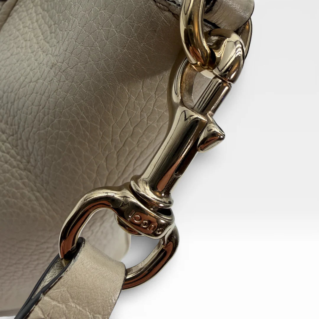 https://cdn.shopify.com/s/files/1/0564/9376/8855/files/Gucci_Handtasche_Soho_mit_Umhangegurt_aus_Leder_weiss_vintage_6737.webp?v=1767727612