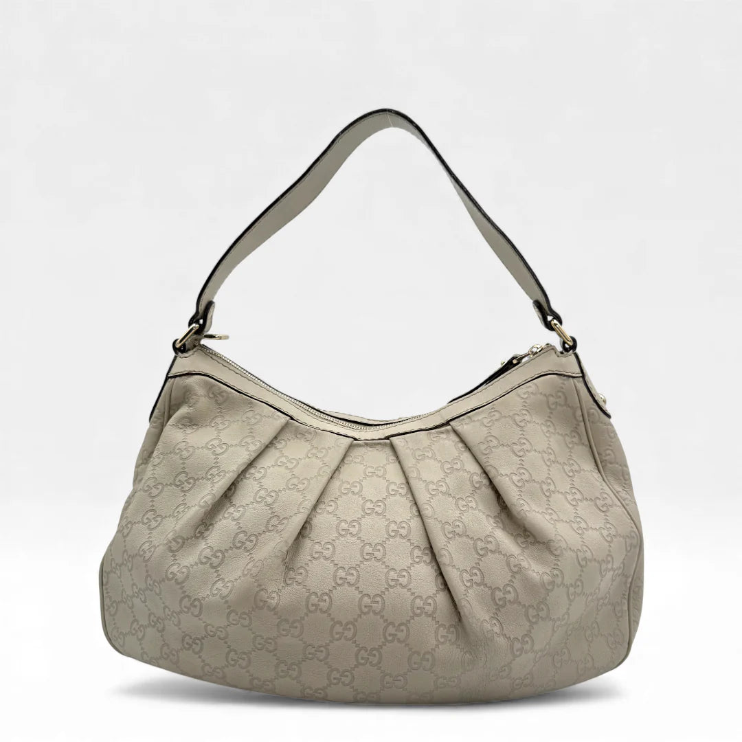 https://cdn.shopify.com/s/files/1/0564/9376/8855/files/Gucci_Handtasche_Sukey_One_aus_Leder_monogram_beige_vintage_GG_handbag_5217.webp?v=1765382584