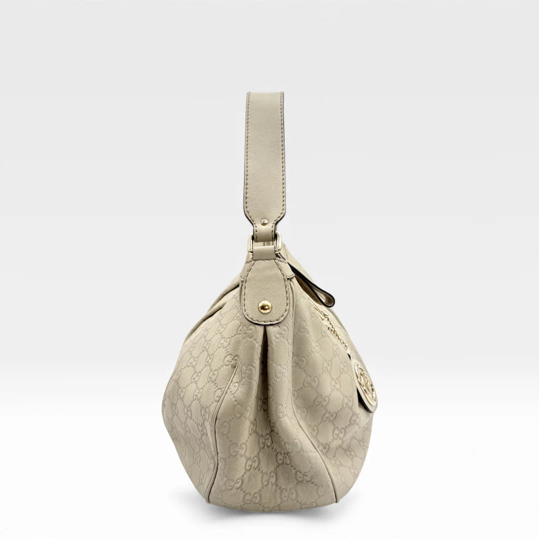 https://cdn.shopify.com/s/files/1/0564/9376/8855/files/Gucci_Handtasche_Sukey_One_aus_Leder_monogram_beige_vintage_GG_handbag_5218.webp?v=1765382584