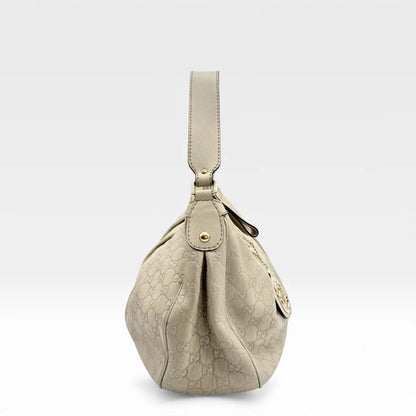 https://cdn.shopify.com/s/files/1/0564/9376/8855/files/Gucci_Handtasche_Sukey_One_aus_Leder_monogram_beige_vintage_GG_handbag_5218.webp?v=1765382584