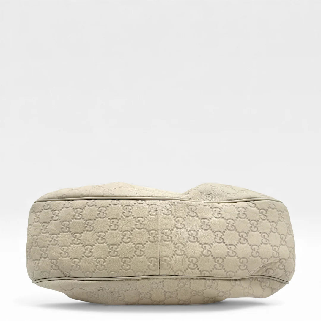 https://cdn.shopify.com/s/files/1/0564/9376/8855/files/Gucci_Handtasche_Sukey_One_aus_Leder_monogram_beige_vintage_GG_handbag_5220.webp?v=1765382584