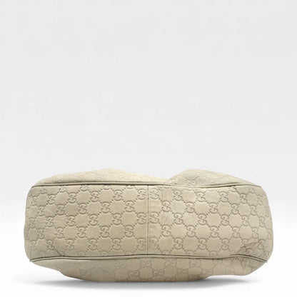 https://cdn.shopify.com/s/files/1/0564/9376/8855/files/Gucci_Handtasche_Sukey_One_aus_Leder_monogram_beige_vintage_GG_handbag_5220.webp?v=1765382584