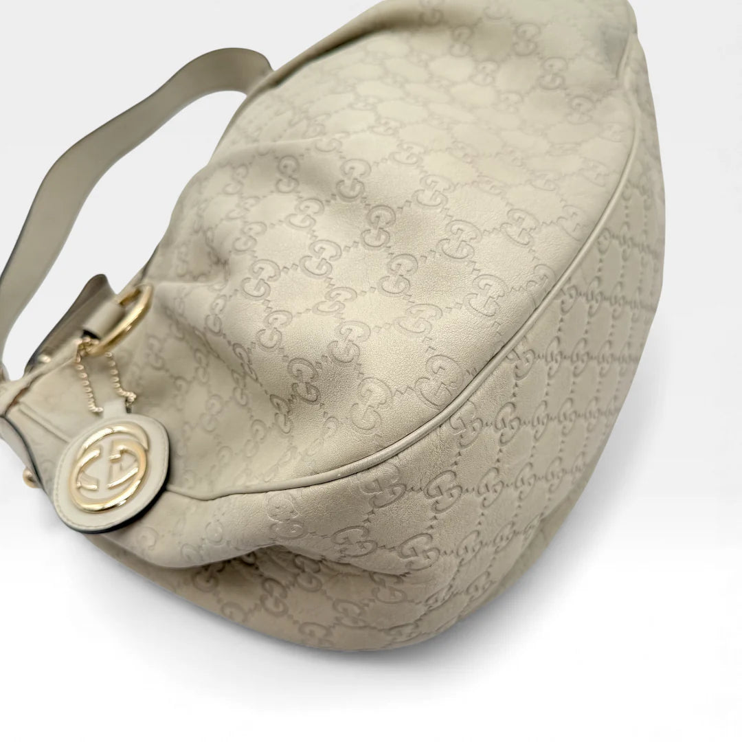 https://cdn.shopify.com/s/files/1/0564/9376/8855/files/Gucci_Handtasche_Sukey_One_aus_Leder_monogram_beige_vintage_GG_handbag_5222.webp?v=1765382584