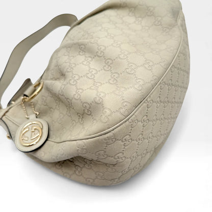 https://cdn.shopify.com/s/files/1/0564/9376/8855/files/Gucci_Handtasche_Sukey_One_aus_Leder_monogram_beige_vintage_GG_handbag_5222.webp?v=1765382584