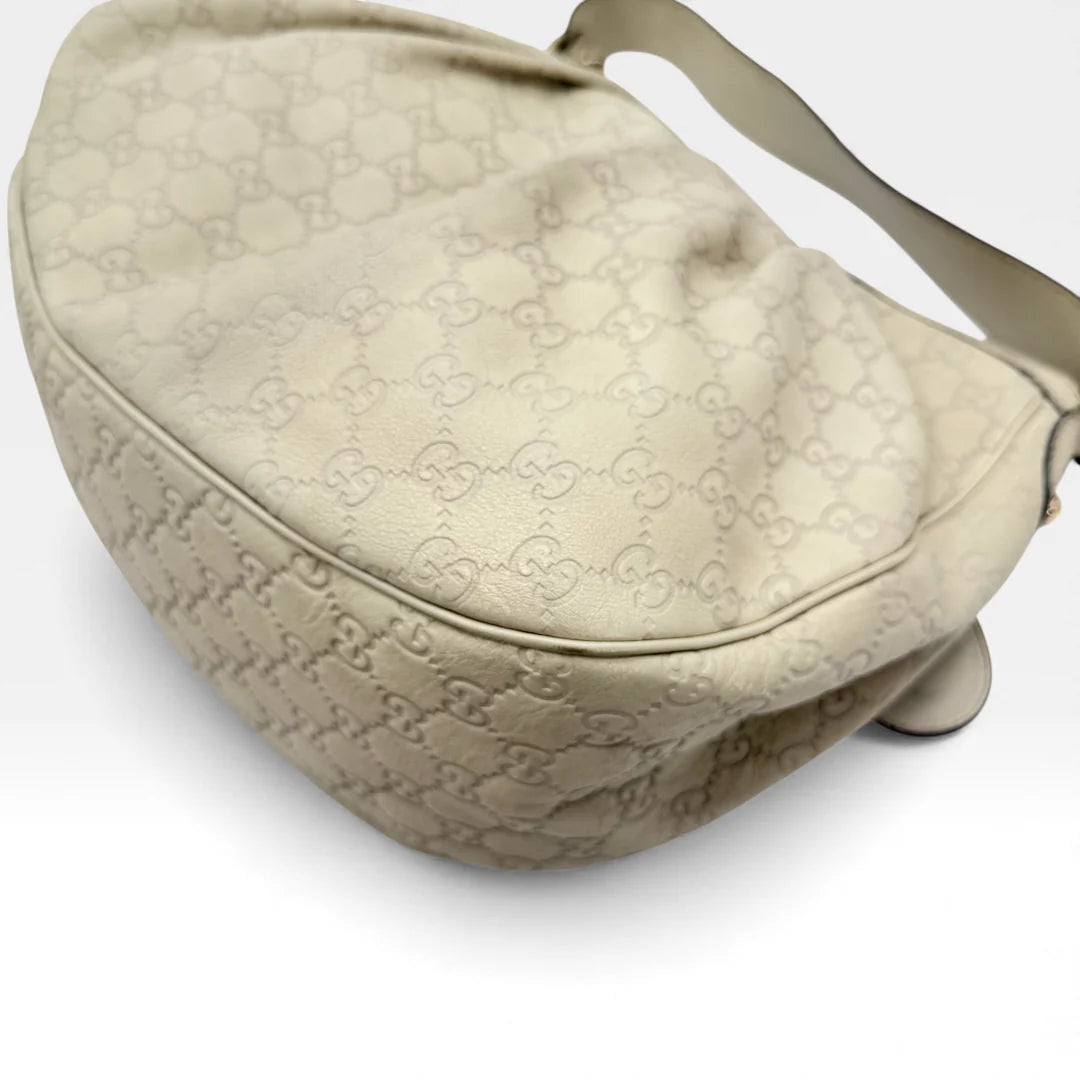 https://cdn.shopify.com/s/files/1/0564/9376/8855/files/Gucci_Handtasche_Sukey_One_aus_Leder_monogram_beige_vintage_GG_handbag_5223.webp?v=1765382584