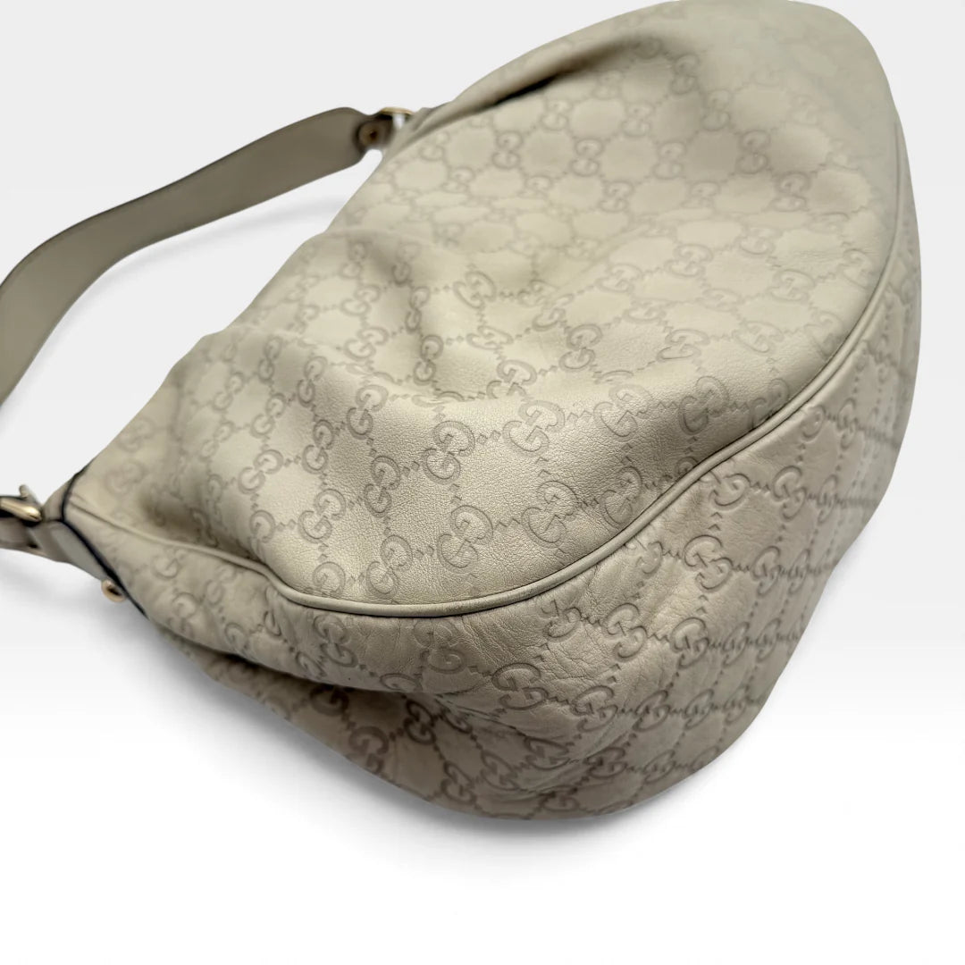 https://cdn.shopify.com/s/files/1/0564/9376/8855/files/Gucci_Handtasche_Sukey_One_aus_Leder_monogram_beige_vintage_GG_handbag_5224.webp?v=1765382584