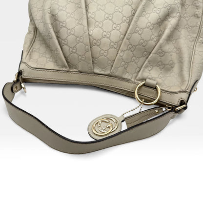 https://cdn.shopify.com/s/files/1/0564/9376/8855/files/Gucci_Handtasche_Sukey_One_aus_Leder_monogram_beige_vintage_GG_handbag_5225.webp?v=1765382584