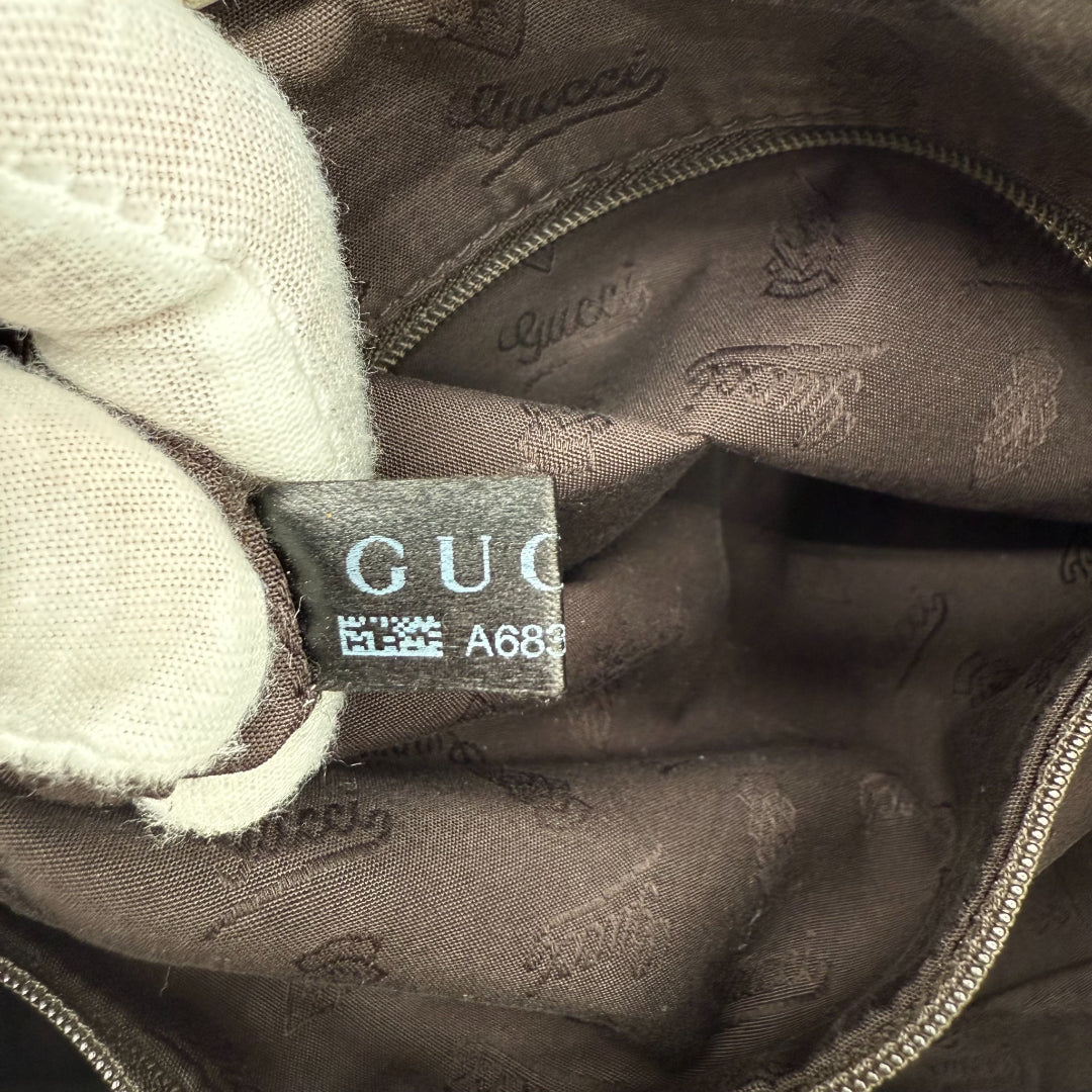 https://cdn.shopify.com/s/files/1/0564/9376/8855/files/Gucci_Handtasche_Sukey_One_aus_Leder_monogram_beige_vintage_GG_handbag_5231.webp?v=1765382584