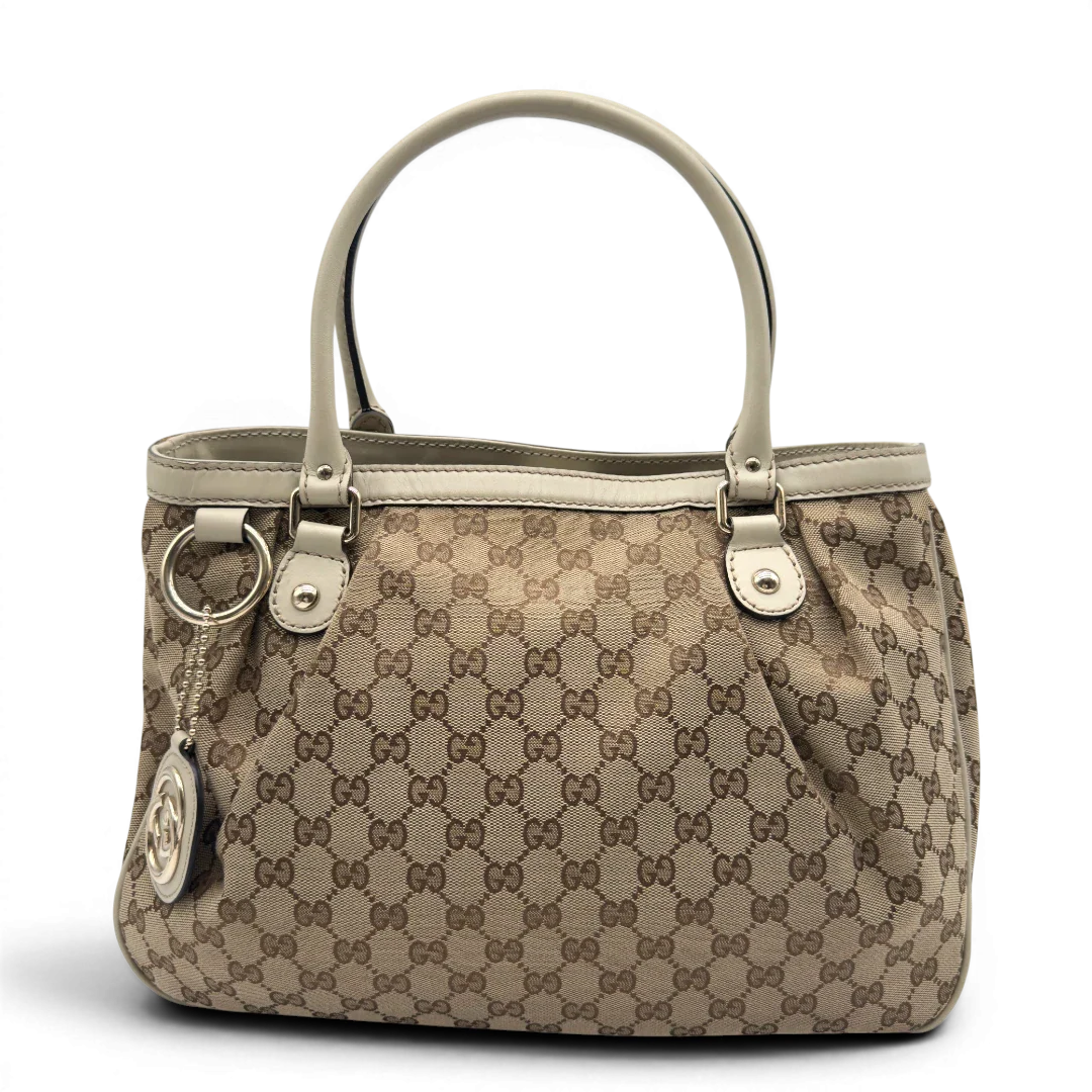 https://cdn.shopify.com/s/files/1/0564/9376/8855/files/Gucci_Handtasche_Sukey_Tote_Bag_monogram_beige_1.webp?v=1782908321