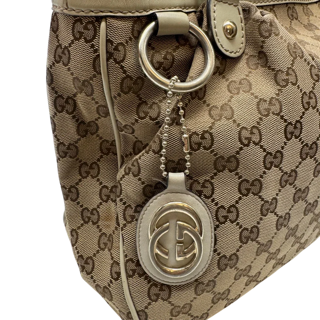 https://cdn.shopify.com/s/files/1/0564/9376/8855/files/Gucci_Handtasche_Sukey_Tote_Bag_monogram_beige_11_c9718824-adb6-48a1-8b2c-13814dcdbbe9.webp?v=1784240615