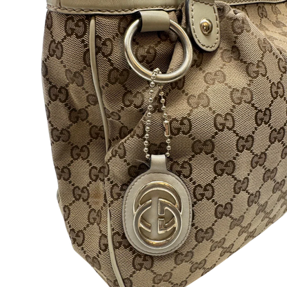 https://cdn.shopify.com/s/files/1/0564/9376/8855/files/Gucci_Handtasche_Sukey_Tote_Bag_monogram_beige_11_c9718824-adb6-48a1-8b2c-13814dcdbbe9.webp?v=1784240615