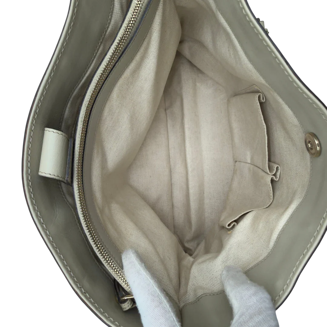 https://cdn.shopify.com/s/files/1/0564/9376/8855/files/Gucci_Handtasche_Sukey_Tote_Bag_monogram_beige_12.webp?v=1782908321