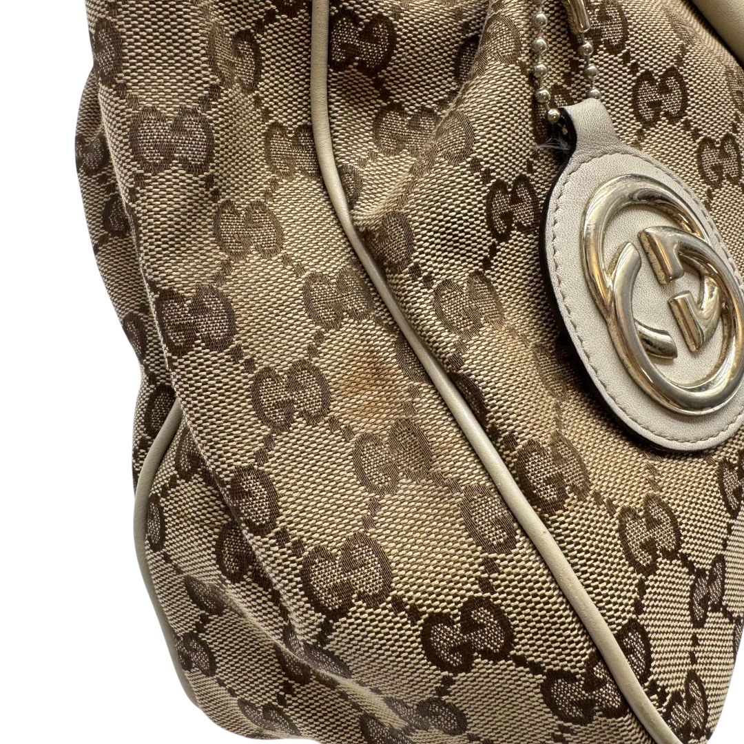 https://cdn.shopify.com/s/files/1/0564/9376/8855/files/Gucci_Handtasche_Sukey_Tote_Bag_monogram_beige_13_e77997e6-9cc5-4c3e-a29b-7d3ea95cf2c5.webp?v=1784240615