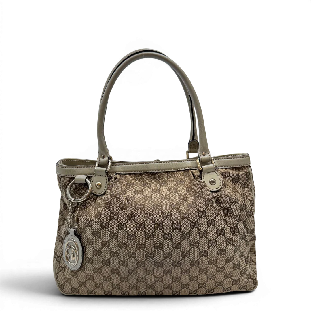 https://cdn.shopify.com/s/files/1/0564/9376/8855/files/Gucci_Handtasche_Sukey_Tote_Bag_monogram_beige_1_33922e81-00f1-4745-aab5-42b7ae04bc2f.webp?v=1784240614