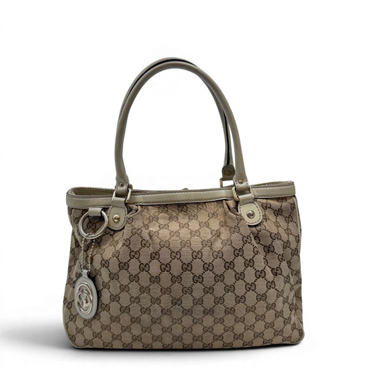 https://cdn.shopify.com/s/files/1/0564/9376/8855/files/Gucci_Handtasche_Sukey_Tote_Bag_monogram_beige_1_33922e81-00f1-4745-aab5-42b7ae04bc2f.webp?v=1784240614