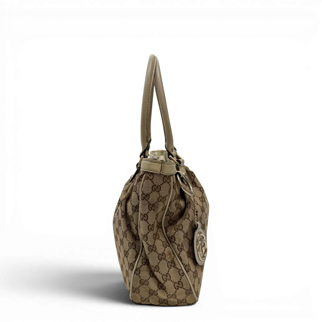 https://cdn.shopify.com/s/files/1/0564/9376/8855/files/Gucci_Handtasche_Sukey_Tote_Bag_monogram_beige_2_28be264a-9780-4815-ab55-b2be37d6ad95.webp?v=1784240614
