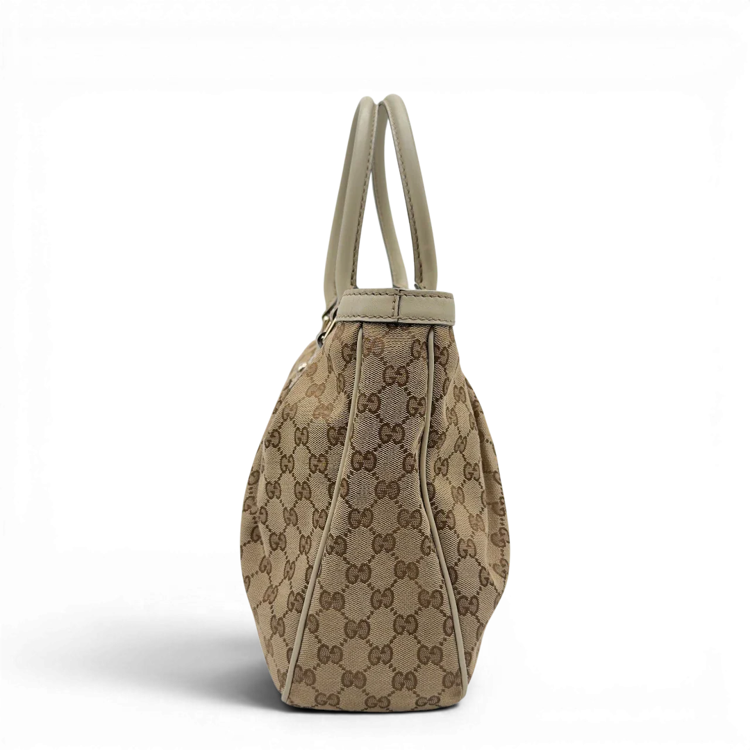 https://cdn.shopify.com/s/files/1/0564/9376/8855/files/Gucci_Handtasche_Sukey_Tote_Bag_monogram_beige_3.webp?v=1782908320