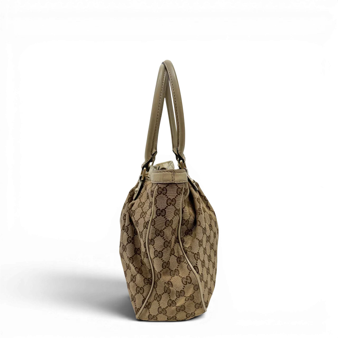 https://cdn.shopify.com/s/files/1/0564/9376/8855/files/Gucci_Handtasche_Sukey_Tote_Bag_monogram_beige_3_09b94813-0270-4b94-9d6a-1c51ee030b01.webp?v=1784240614