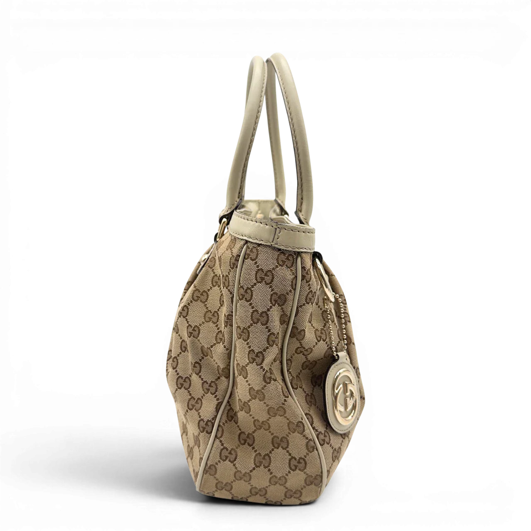 https://cdn.shopify.com/s/files/1/0564/9376/8855/files/Gucci_Handtasche_Sukey_Tote_Bag_monogram_beige_4.webp?v=1782908321
