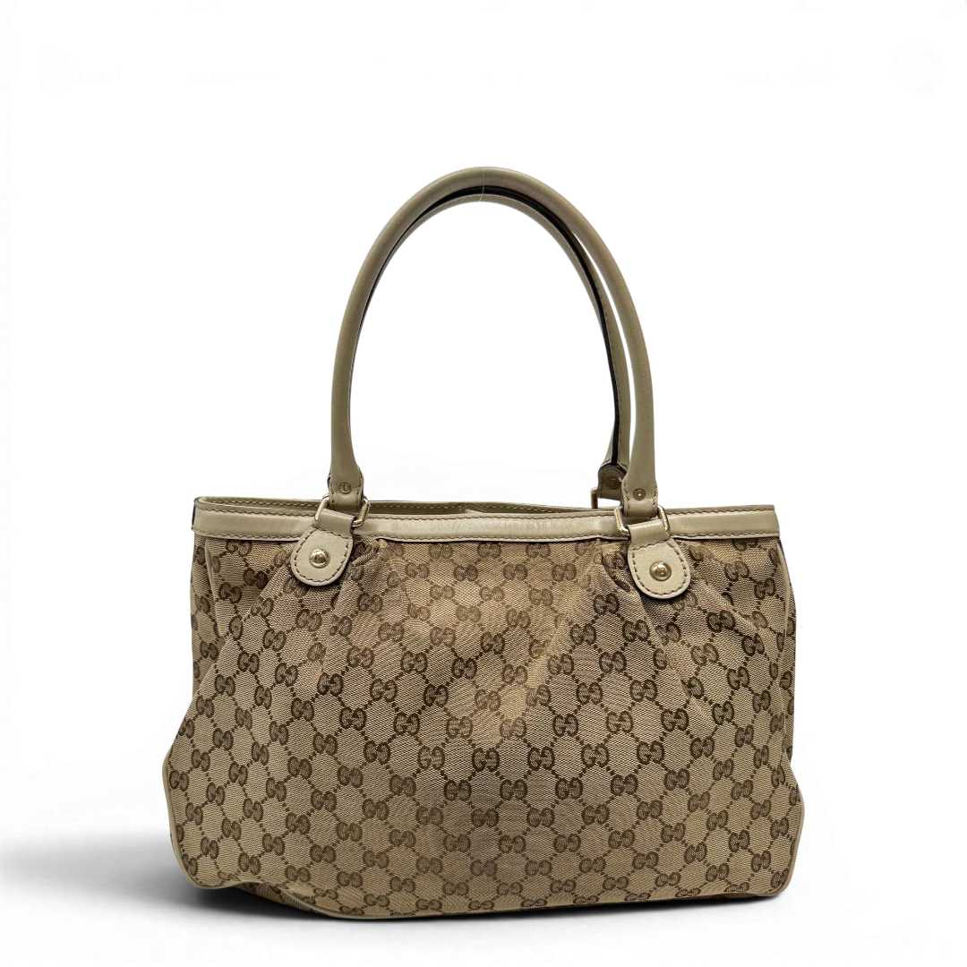https://cdn.shopify.com/s/files/1/0564/9376/8855/files/Gucci_Handtasche_Sukey_Tote_Bag_monogram_beige_4_849b1764-a533-4b08-8f6b-b307937a2e17.webp?v=1784240614