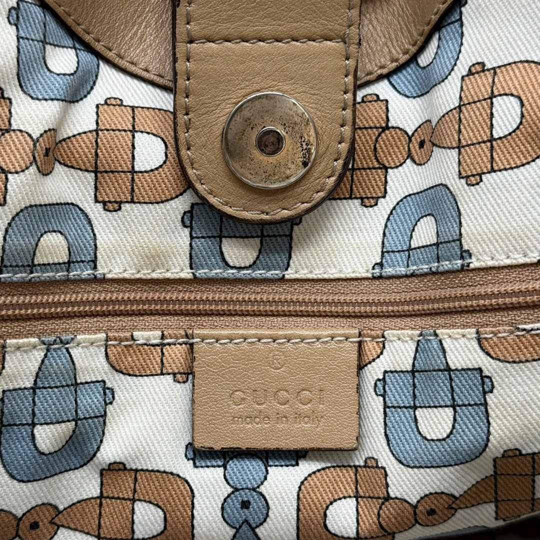 https://cdn.shopify.com/s/files/1/0564/9376/8855/files/Gucci_Handtasche_Sukey_aus_Leder_monogram_beige_vintage_GG4556.webp?v=1764897031