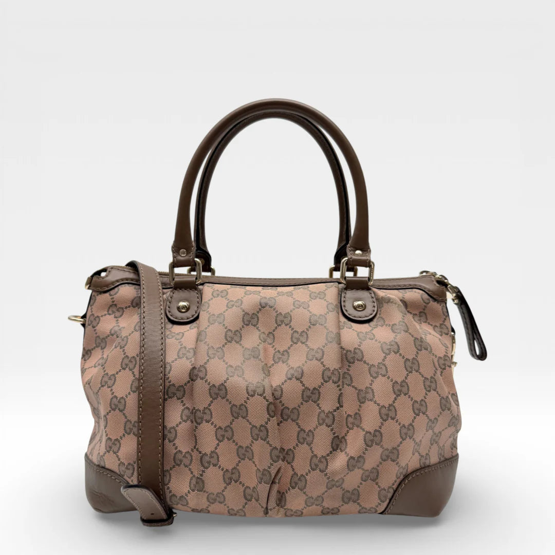 https://cdn.shopify.com/s/files/1/0564/9376/8855/files/Gucci_Handtasche_Sukey_mit_Umhaengegurt_monogram_braun_vintage_GG_8729.webp?v=1769118088