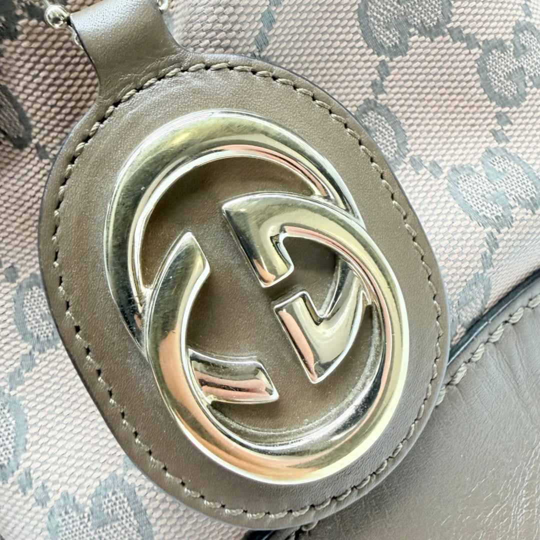 https://cdn.shopify.com/s/files/1/0564/9376/8855/files/Gucci_Handtasche_Sukey_mit_Umhaengegurt_monogram_braun_vintage_GG_8741.webp?v=1769118088