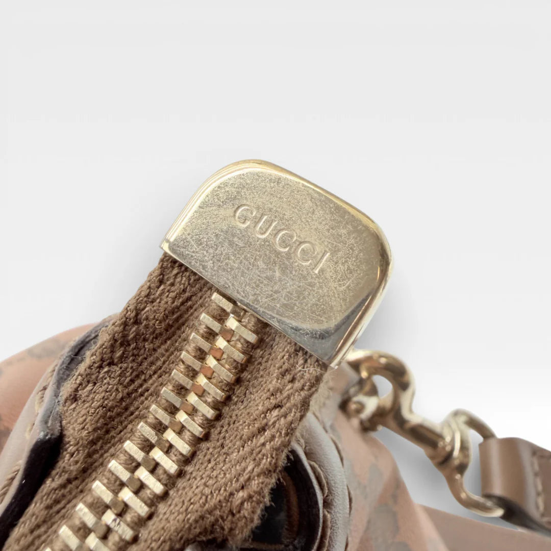 https://cdn.shopify.com/s/files/1/0564/9376/8855/files/Gucci_Handtasche_Sukey_mit_Umhaengegurt_monogram_braun_vintage_GG_8743.webp?v=1769118088