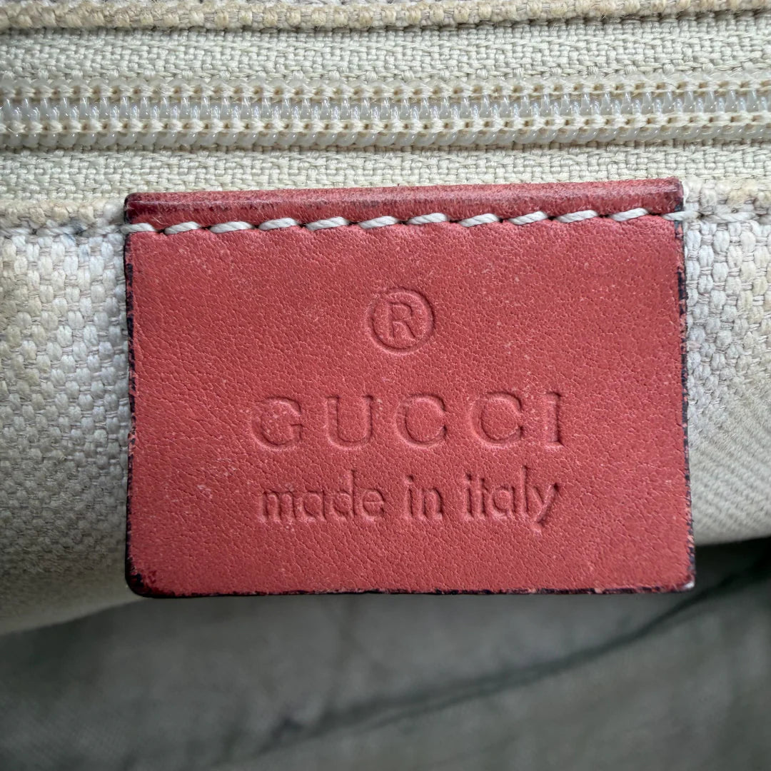 https://cdn.shopify.com/s/files/1/0564/9376/8855/files/Gucci_Handtasche_Sukey_mit_Umhangegurt_aus_Leder_monogram_rosa_vintage_GG_handbag_4605.webp?v=1765384191