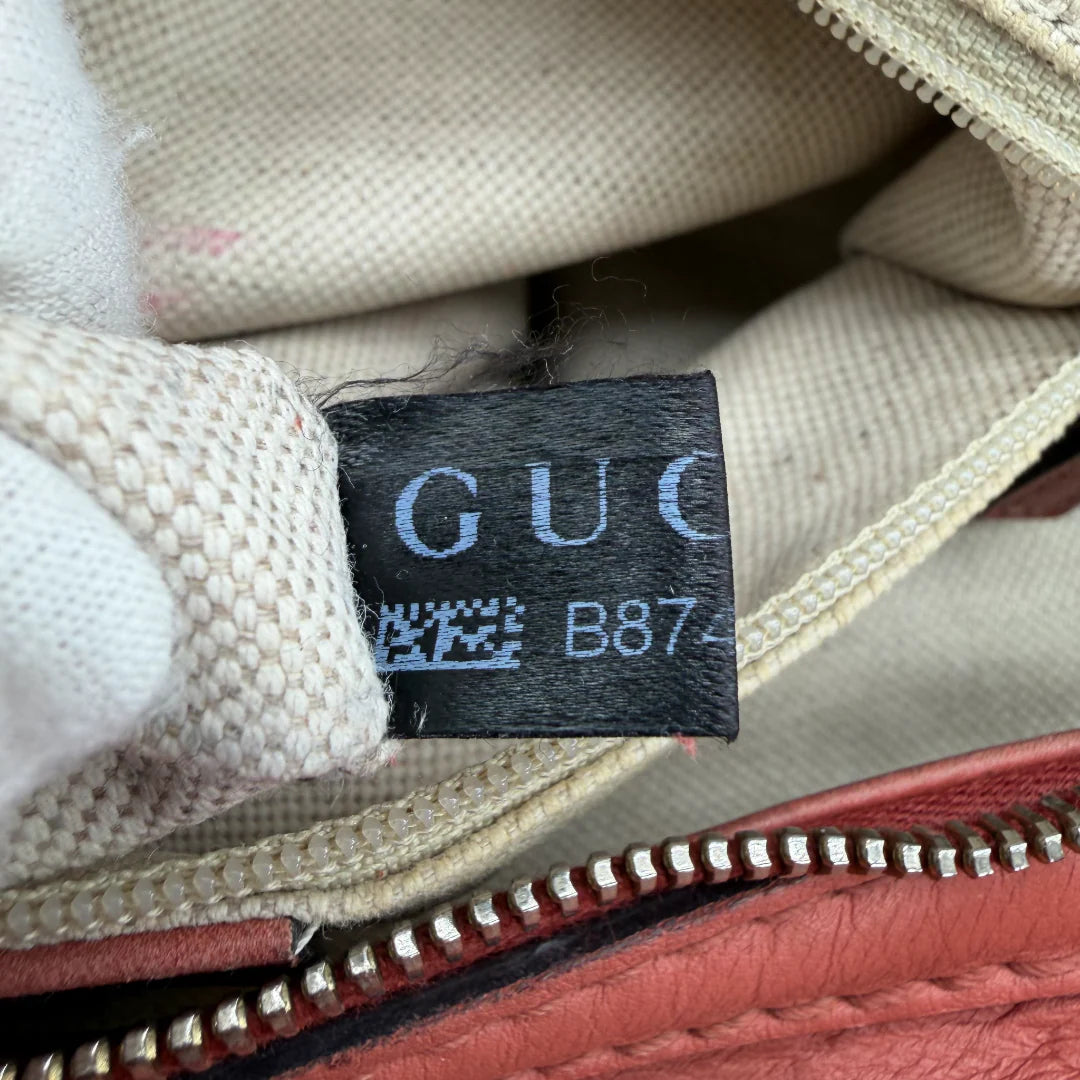 https://cdn.shopify.com/s/files/1/0564/9376/8855/files/Gucci_Handtasche_Sukey_mit_Umhangegurt_aus_Leder_monogram_rosa_vintage_GG_handbag_4607.webp?v=1765384191