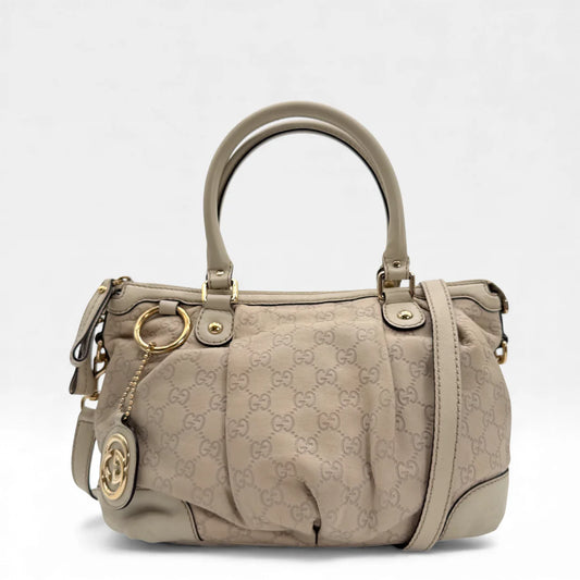 https://cdn.shopify.com/s/files/1/0564/9376/8855/files/Gucci_Handtasche_Sukey_mit_Umhangegurt_aus_Leder_monogram_weiss_vintage_GG_handbag_4612.webp?v=1765401875