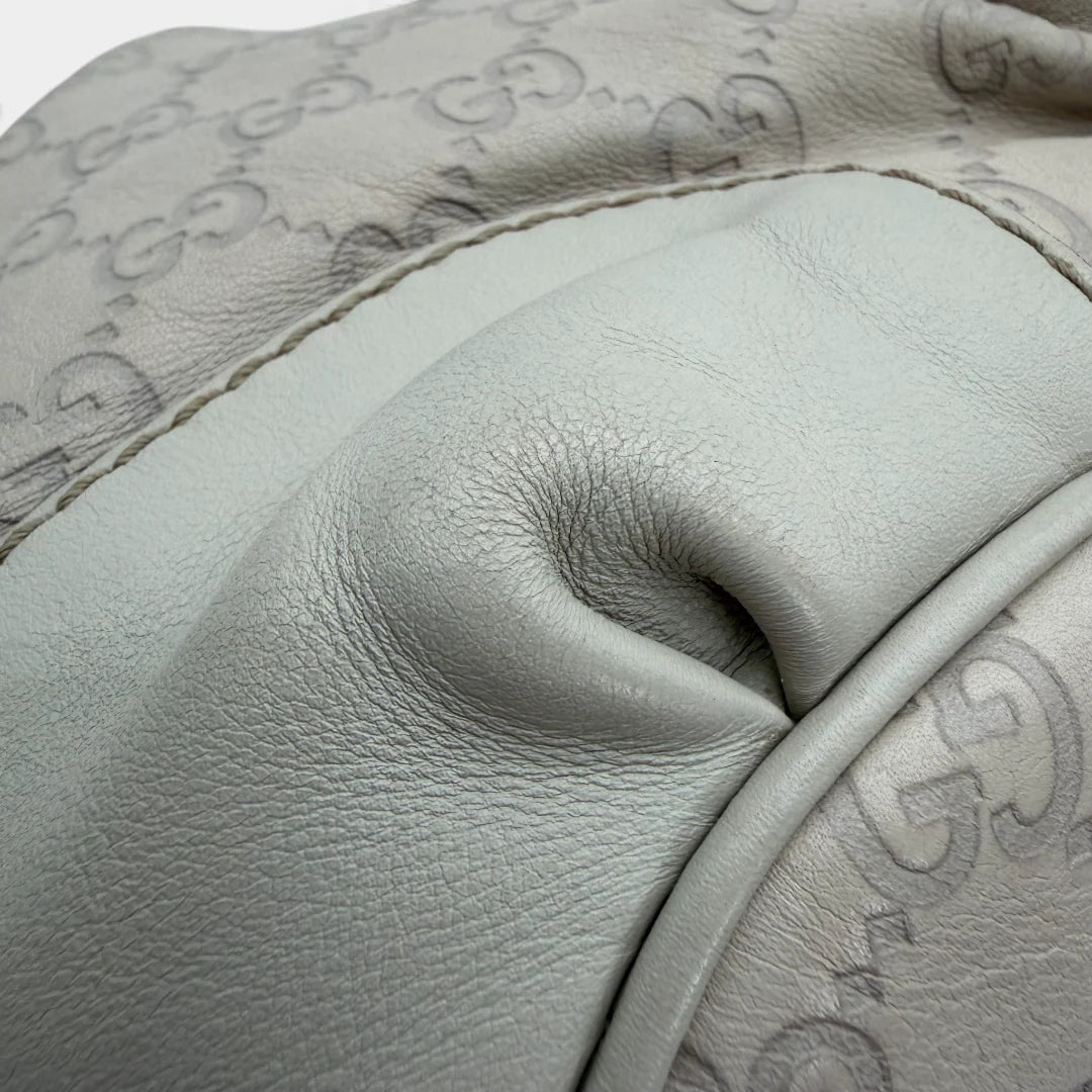 https://cdn.shopify.com/s/files/1/0564/9376/8855/files/Gucci_Handtasche_Sukey_mit_Umhangegurt_aus_Leder_monogram_weiss_vintage_GG_handbag_4618.webp?v=1765401897