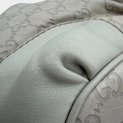 https://cdn.shopify.com/s/files/1/0564/9376/8855/files/Gucci_Handtasche_Sukey_mit_Umhangegurt_aus_Leder_monogram_weiss_vintage_GG_handbag_4618.webp?v=1765401897