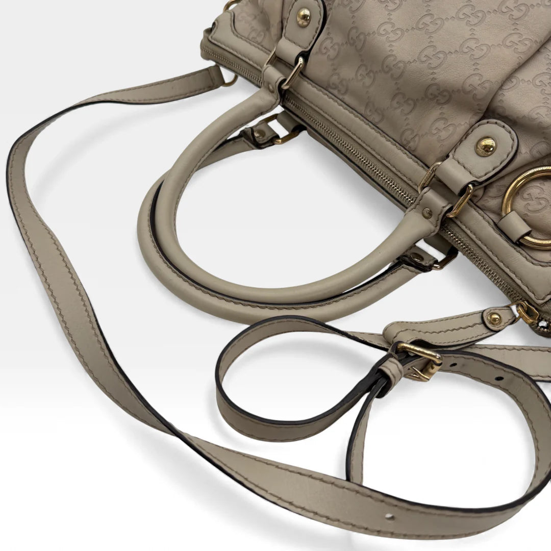 https://cdn.shopify.com/s/files/1/0564/9376/8855/files/Gucci_Handtasche_Sukey_mit_Umhangegurt_aus_Leder_monogram_weiss_vintage_GG_handbag_4621.webp?v=1765401897