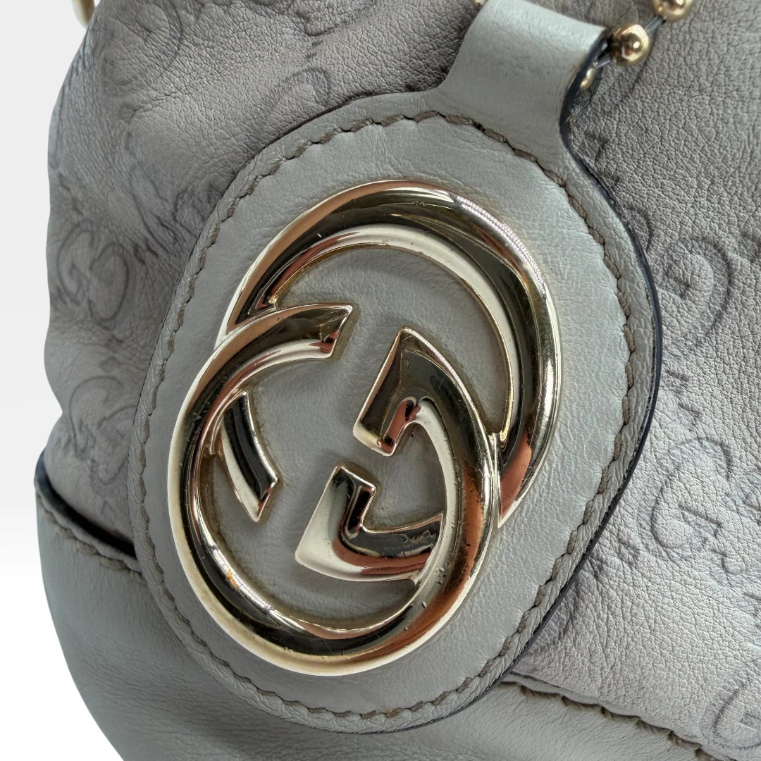 https://cdn.shopify.com/s/files/1/0564/9376/8855/files/Gucci_Handtasche_Sukey_mit_Umhangegurt_aus_Leder_monogram_weiss_vintage_GG_handbag_4622.webp?v=1765401897