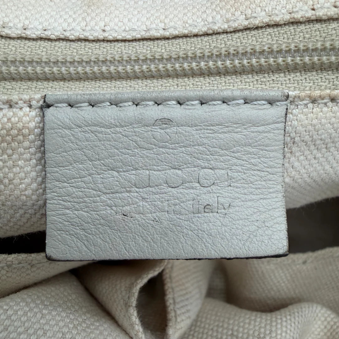 https://cdn.shopify.com/s/files/1/0564/9376/8855/files/Gucci_Handtasche_Sukey_mit_Umhangegurt_aus_Leder_monogram_weiss_vintage_GG_handbag_4631.webp?v=1765401897