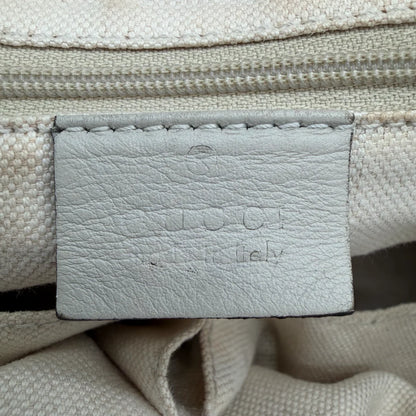 https://cdn.shopify.com/s/files/1/0564/9376/8855/files/Gucci_Handtasche_Sukey_mit_Umhangegurt_aus_Leder_monogram_weiss_vintage_GG_handbag_4631.webp?v=1765401897