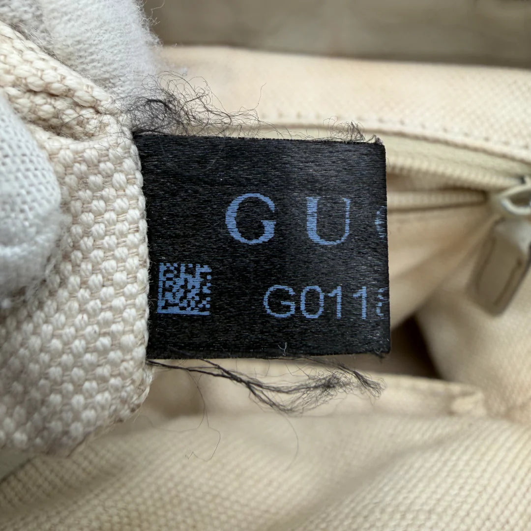 https://cdn.shopify.com/s/files/1/0564/9376/8855/files/Gucci_Handtasche_Sukey_mit_Umhangegurt_aus_Leder_monogram_weiss_vintage_GG_handbag_4633.webp?v=1765401897