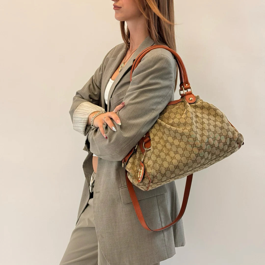https://cdn.shopify.com/s/files/1/0564/9376/8855/files/Gucci_Handtasche_Sukey_mit_Umhangegurt_monogram_beigeIMG_1343_8fa19f57-5219-42b2-b47c-bfda3d57623e.webp?v=1784248099