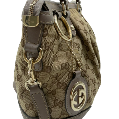https://cdn.shopify.com/s/files/1/0564/9376/8855/files/Gucci_Handtasche_Sukey_mit_Umhangegurt_monogram_beige_11.webp?v=1782909395