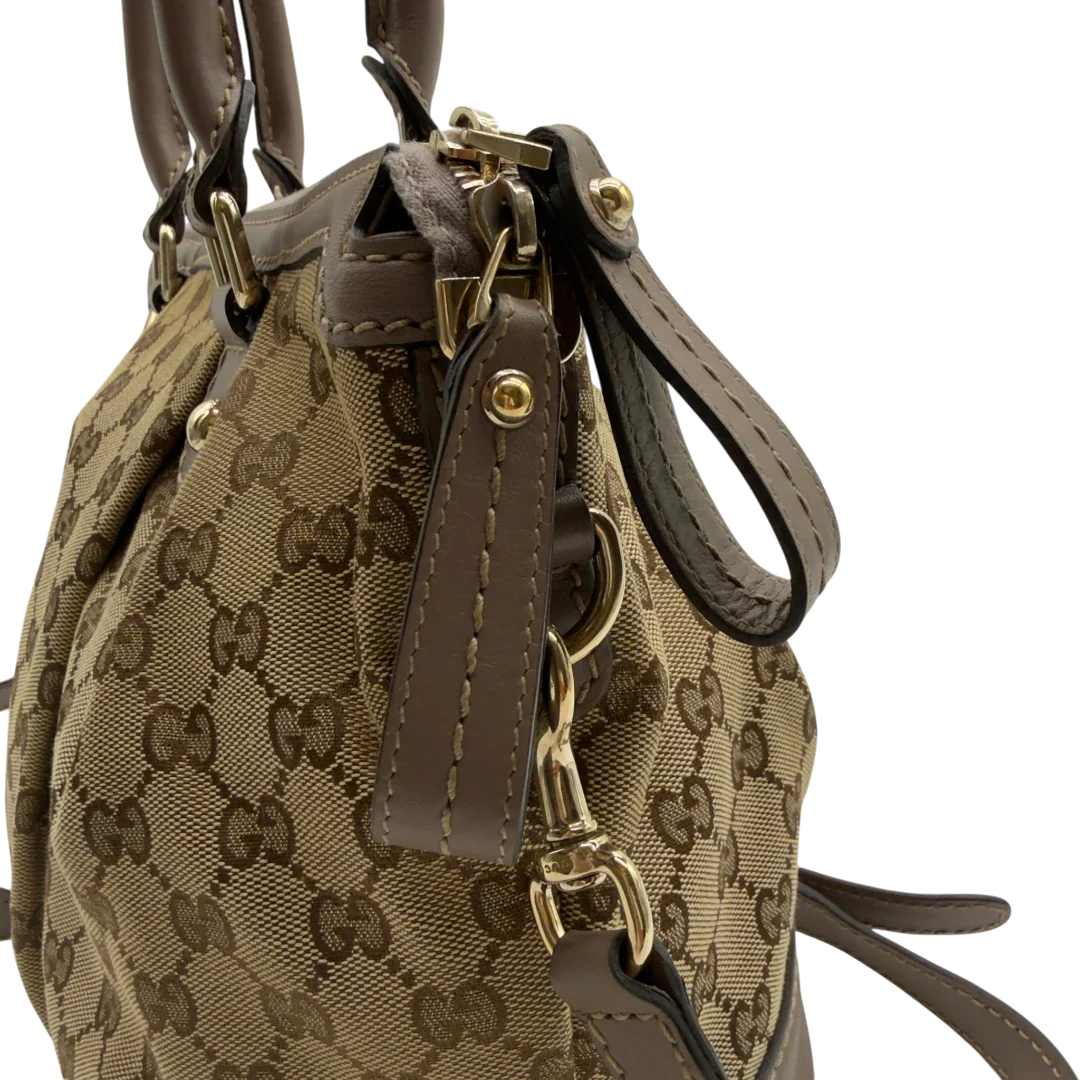 https://cdn.shopify.com/s/files/1/0564/9376/8855/files/Gucci_Handtasche_Sukey_mit_Umhangegurt_monogram_beige_12.webp?v=1782909395