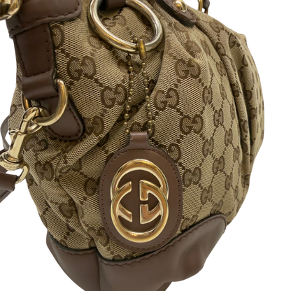 https://cdn.shopify.com/s/files/1/0564/9376/8855/files/Gucci_Handtasche_Sukey_mit_Umhangegurt_monogram_beige_12_3e34c9cc-b003-4e19-a776-3f87f9cdda92.webp?v=1783513163