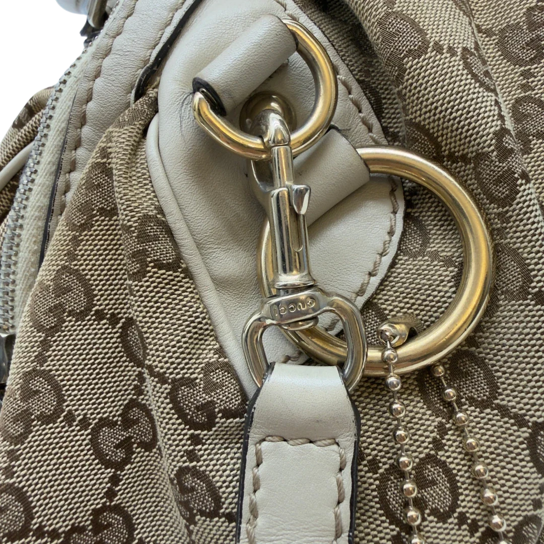 https://cdn.shopify.com/s/files/1/0564/9376/8855/files/Gucci_Handtasche_Sukey_mit_Umhangegurt_monogram_beige_13_0f1951ee-7da7-47d9-b6e9-7f51e9b2a74b.webp?v=1783513327